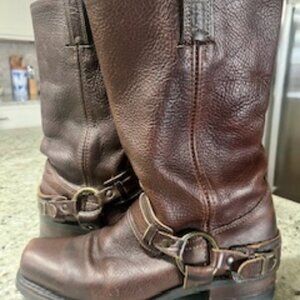 Frye Woman's "Vintage" Boot, Brown, Size 8.5